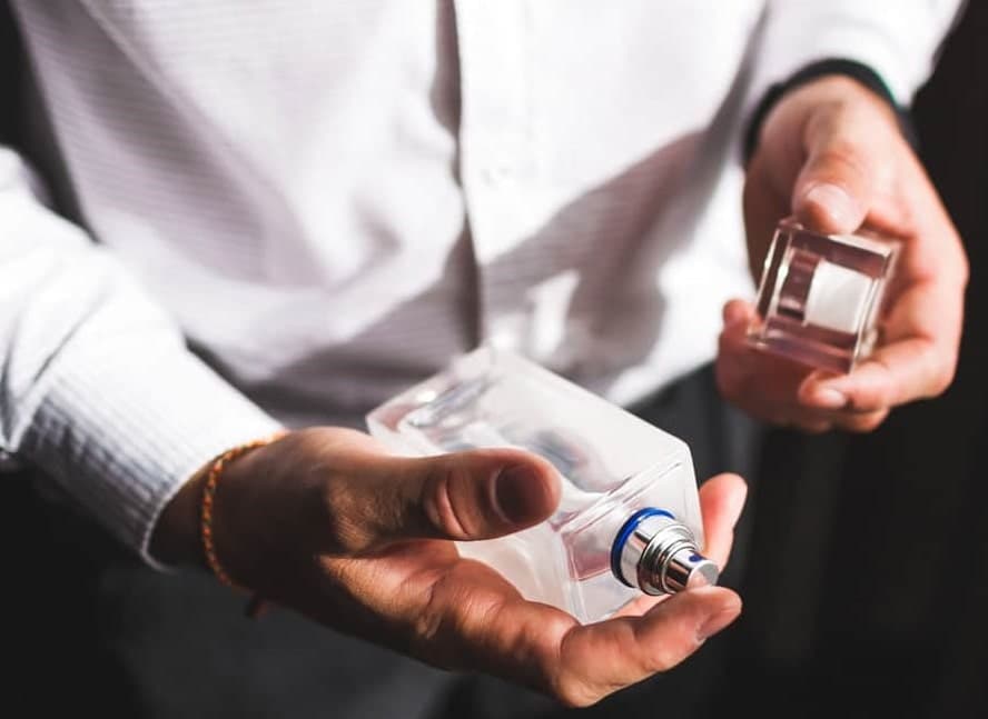 باور غلط ماندگاری عطر با اسپری کردن روی لباس
